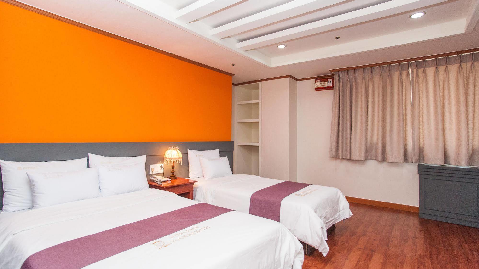 Hotel Noblesse Seoul Bagian luar foto