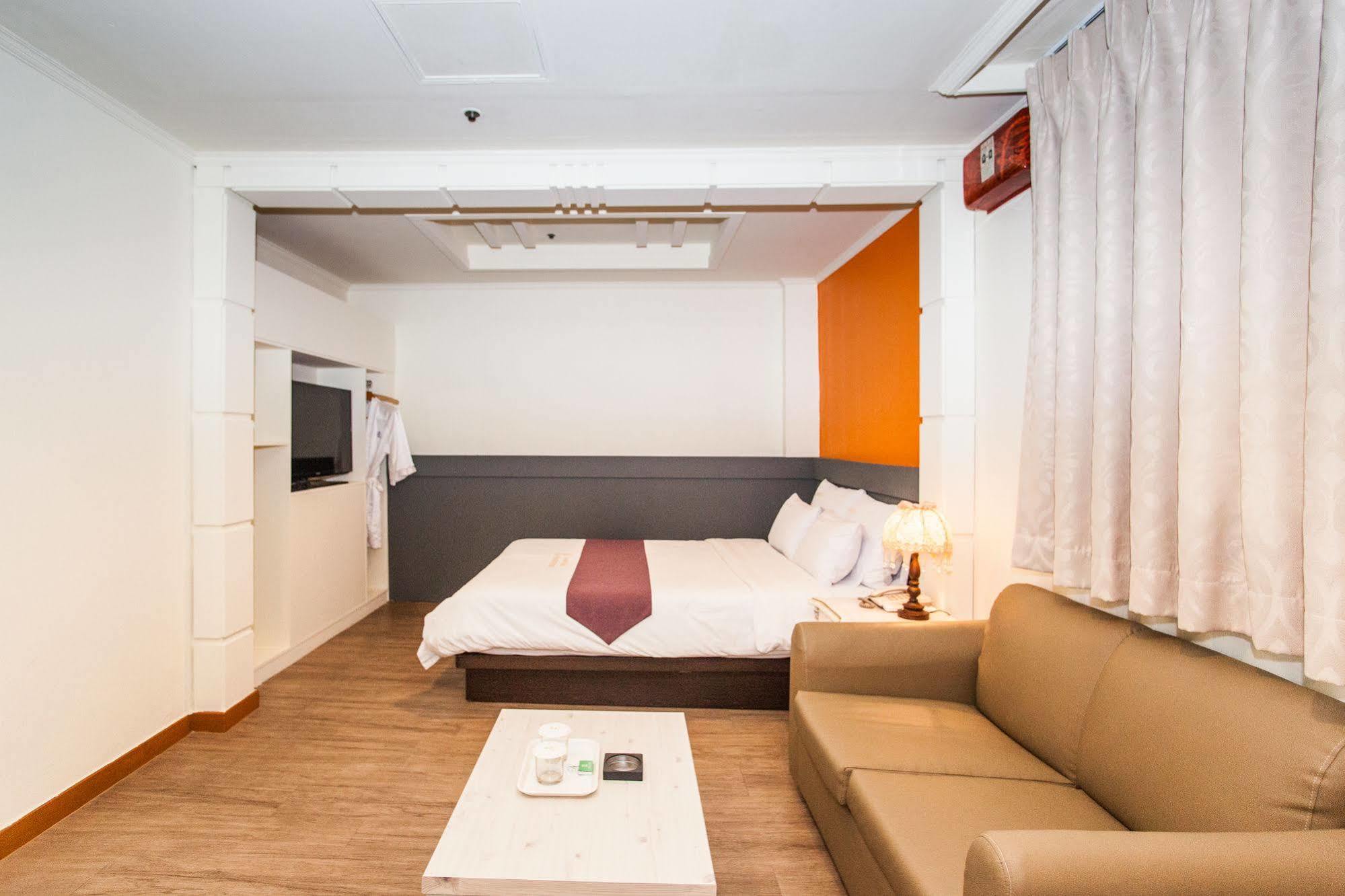 Hotel Noblesse Seoul Bagian luar foto