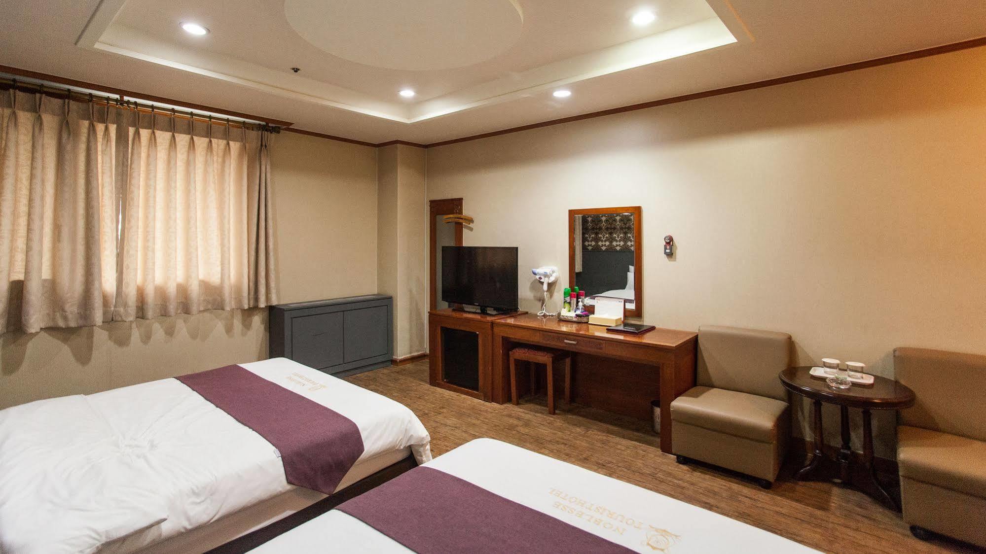 Hotel Noblesse Seoul Bagian luar foto