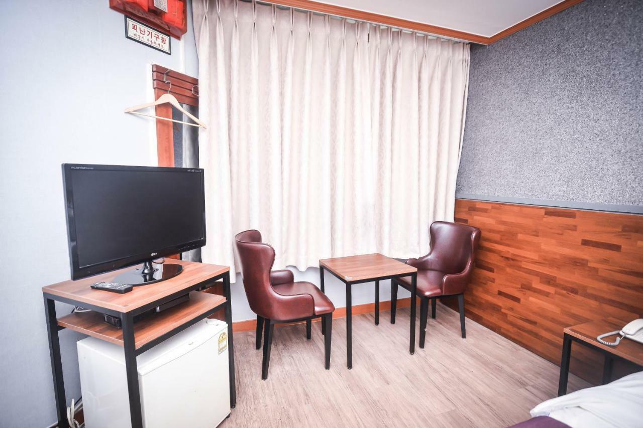 Hotel Noblesse Seoul Bagian luar foto