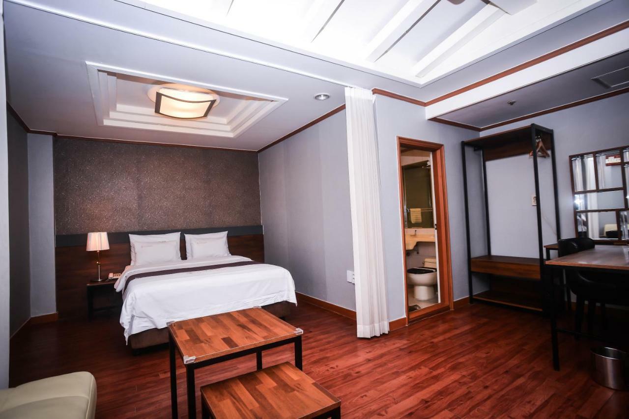 Hotel Noblesse Seoul Bagian luar foto